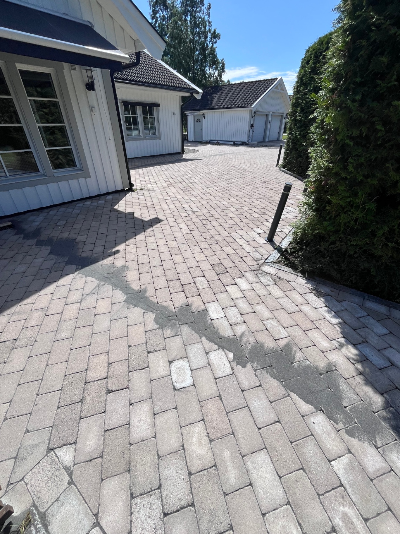 Nyrengjord marksten på villauppfart hos kund